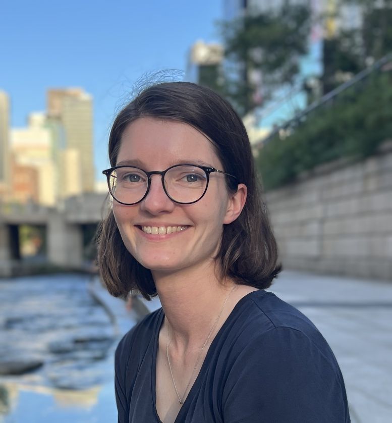 Picture of website author Eleonore smiling