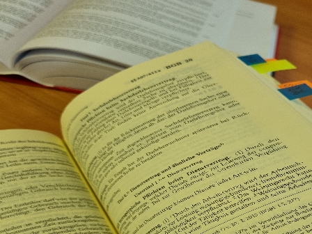 <i>Wir sind auf der Arbeit, und nicht auf der Flucht...</i><br>

<br>Derartige SprÃ¼che hÃ¶rt man zuweilen, wenn man in deutschen Unternehmen unterwegs ist. Das mag richtig sein, denn <i>gut Ding, will Weile haben</i>.<br>Doch
manchmal kommt es eben auf schnelles Handeln an. <br>
Was machen bei Anmahnung?<br>
Bei Abmahnung oder Ermahnung sollte schnellstmÃ¶glich reagiert
werden.<br>
Was machen bei KÃ¼ndigung?<br>
Hier gelten dringend und strikt einzuhaltende kurze Fristen. Wer die verpasst, der guckt in die RÃ¶hre und zahlt mit hoher
Wahrscheinlichkeit drauf.<br> <br>
Im Auftrag unserer Mandanten analysieren wir arbeitsrechtliche Unterlagen, resp. geben mandatsgeschneiderte Hilfestellungen. SelbstverstÃ¤ndlich scheuen wir auch
die Einschaltung des Arbeits- oder des Zivilgerichts nicht, wenn es unserem Mandanten zum Wohle gereichen kann.<br>

Und was oft vergessen wird: In vielen FÃ¤llen Ã¼bernimmt die Rechtsschutzversicherung die vorgerichtlichen, wie auch gerichtlichen Kosten. Denn in den meisten
FÃ¤llen trÃ¤gt jede beteiligte Partei die eigenen Kosten selbst - und zwar selbst dann, wenn die angegriffene MaÃnahme nicht gerechtfertig war.