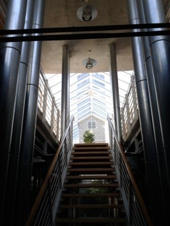 <b><i>Unternehmer und Unterlasser:
      Es soll nur zwei Arten von Menschen geben.</i></b><br>

      Grundvoraussetzung fÃ¼r den Erfolg ist die Kenntnis der UnternehmensfÃ¼hrung vom Kernbereich des jeweiligen TÃ¤tigkeits- resp. Berufsfeldes.
      Aber die Beherrschung des operativen GeschÃ¤fts verlangt heute mehr denn je die zeitweise UnterstÃ¼tzung/ Hilfe von auÃen.<br>
      <br><b><i>Eine Art Komplettpaket</i></b><br>

      Angefangen von der wirtschafts- und handelsrechtlichen Vertragsgestaltung, Ã¼ber das Markenrecht Ã¼ber das Arbeitsrecht und das Handelsvertreterrecht,
      den Entwurf und die ÃberprÃ¼fung von Allgemeinen GeschÃ¤ftsbedingungen (z.B. in Form der Einkaufs-, Handels- oder Lieferbedingungen) bis hin
      zur Ad-hoc-Hilfe bei unvorhersehbaren Komplikationen (AutounfÃ¤llen, Kunden-/ Lieferantenstreitigkeiten, Durchsuchungen, Abwehr ungerechtfertigter
      AnsprÃ¼che von Dritten). Wettbewerbsstreitigkeiten (Abmahnungen und Abmahnungsabwehr) gehÃ¶ren ebenfalls zu unserer TÃ¤tigkeit wie das Inkasso und die
      Zwangsvollstreckung gegen Schuldner.
      <br><br>

      Die Abrechnung fÃ¼r auÃergerichtliche TÃ¤tigkeiten erfolgt im nachvollziehbaren Zeithonorar-Takt (soweit im Rahmen des RechtsanwaltsVergÃ¼tungsGesetz
      mÃ¶glich). Eine Ãbersicht Ã¼ber die AnwaltsvergÃ¼tung erhalten Sie Ã¼ber den Link unten auf unserer Seite. Ebenfalls vertreten wird die
      Kanzleiphilosophie, dass die effiziente Erreichung der bei MandatsbegrÃ¼ndung vereinbarten Ziele vorrangige Handlungsmaxime ist und Mandate nicht
      zwingend in einem streitigen Prozess enden mÃ¼ssen.